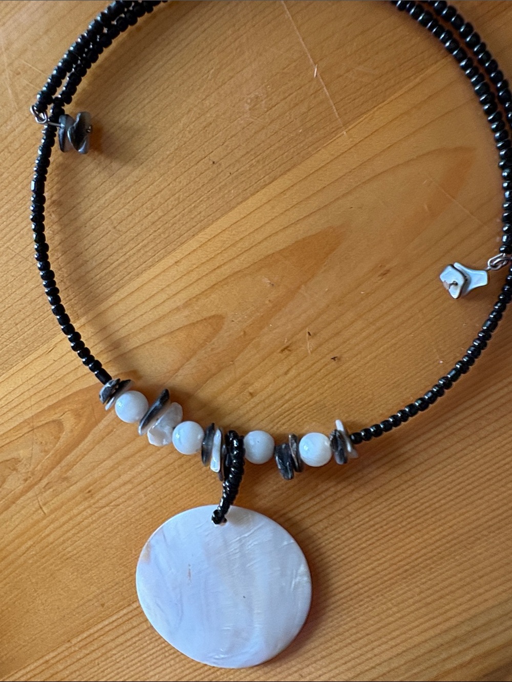 Seashells Necklace Black Bead Necklace White Mother-of-Pearl Seashell Circle - Picture 3 of 5